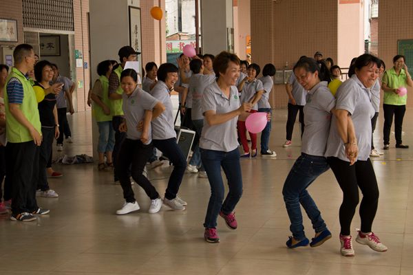 图为:螃蟹背西瓜
